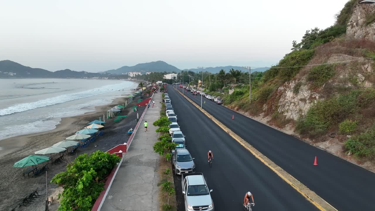 coches estacionados a lo largo de la carretera costera durante la disciplina de ciclismo del evento de triatlón en manzanillo, colima, méxico