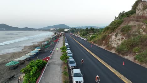 Autos-Estacionados-A-Lo-Largo-De-La-Carretera-Costera-Durante-La-Disciplina-Ciclista-Del-Evento-De-Triatlón-En-Manzanillo,-Colima,-México