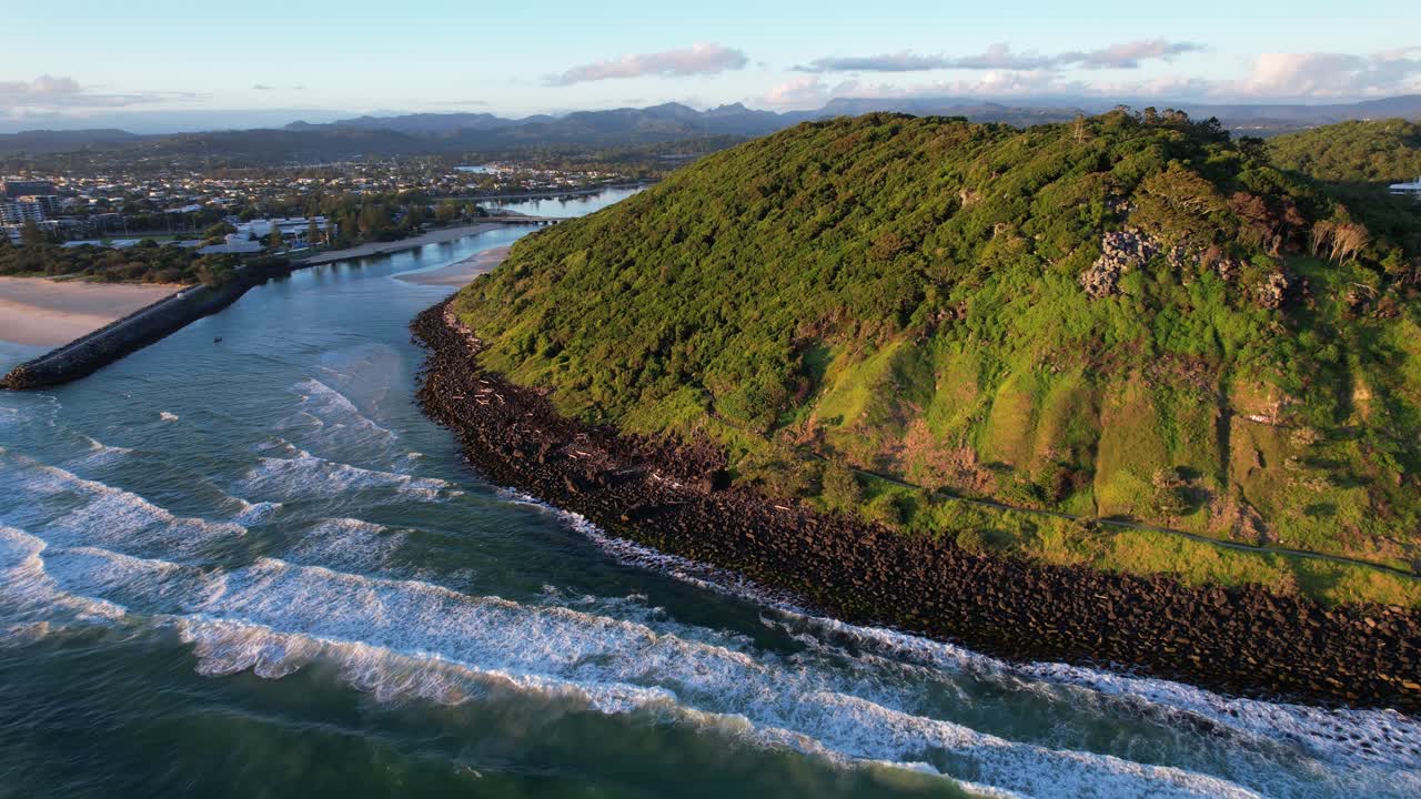 Vista Aerea Di Burleigh Heads E Tallebudgera Creek All'alba A Gold Coast, Queensland, Australia - ripresa in allontanamento.