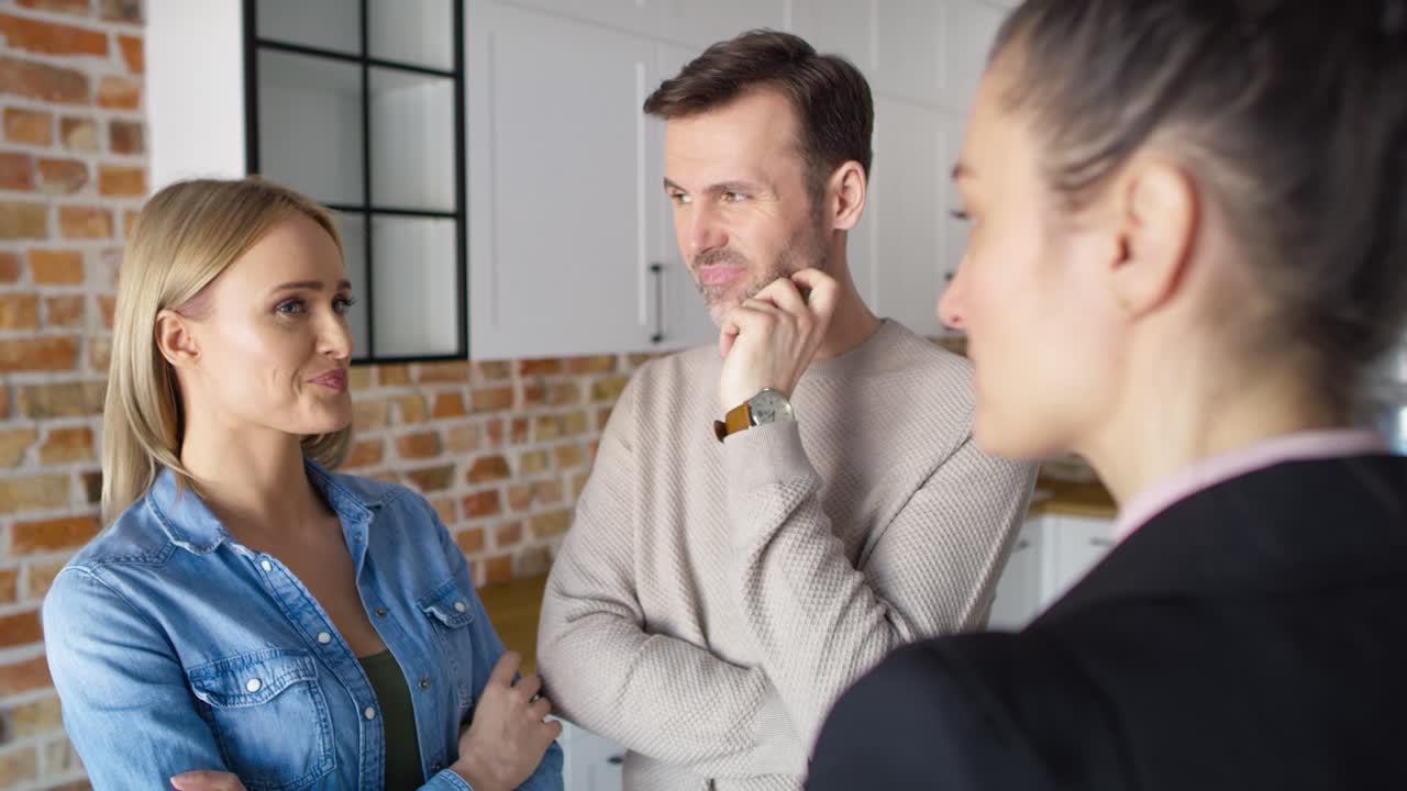 video de una pareja durante una reunión con un agente inmobiliario