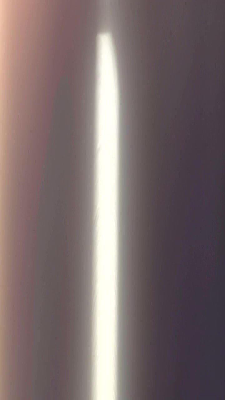 Effetto di transizione astratto con perdita di luce su sfondo nero