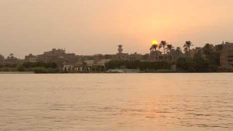 puesta de sol vista desde una faluca en el río nilo cerca de el cairo, egipto