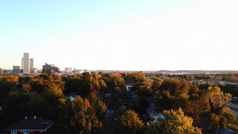 Aufsteigender-Schuss-Eines-Lebendigen-Nachbarschaftswaldes-Mit-Der-Skyline-Der-Innenstadt-Von-Georgia-Dahinter