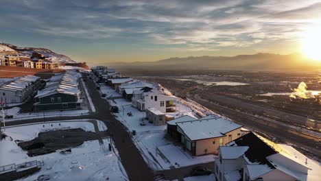 aéreo - amanecer de invierno nevado en el sector residencial del norte de la cresta, lago salado del norte, utah