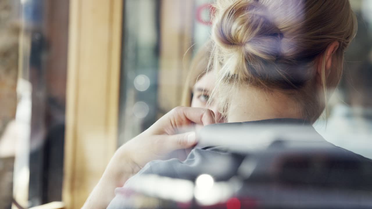 카페에서 디지털 태블릿 디스플레이 아이패드 터치 스크린을 사용하는 아름다운 여성