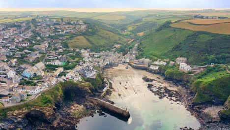 Zeitraffer-Aus-Der-Luft-Des-Fischerdorfes-Port-Isaac-In-Cornwall,-England