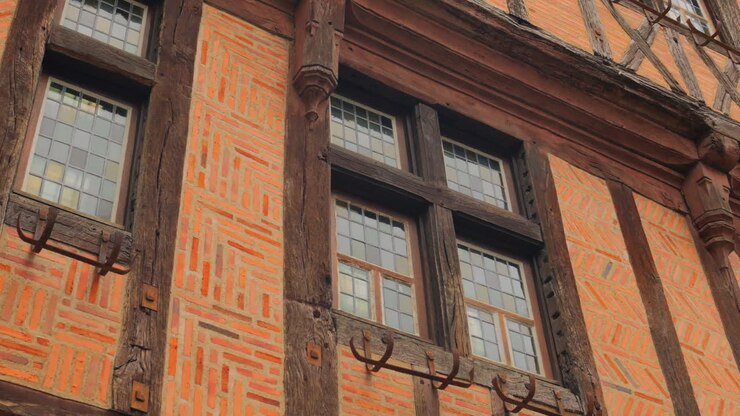 Edificio tradizionale francese a graticcio, esterno dettagliato nel centro storico di Angers, Francia