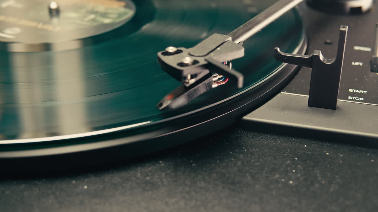 레코드 스핀링, 비닐 플레이어, 비닐 턴테이블 스핀링 클로즈업, 매크로 바늘 재생 음악, 아날로그 오디오 트랙, 4k 해상도