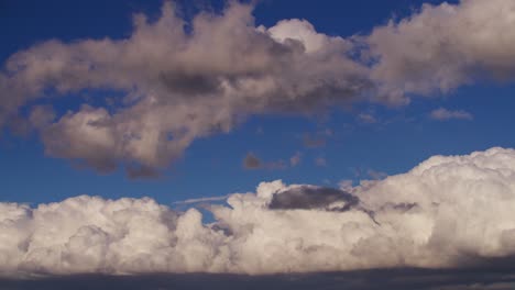 nubes y cielos azules lapso de tiempo al atardecer 4k