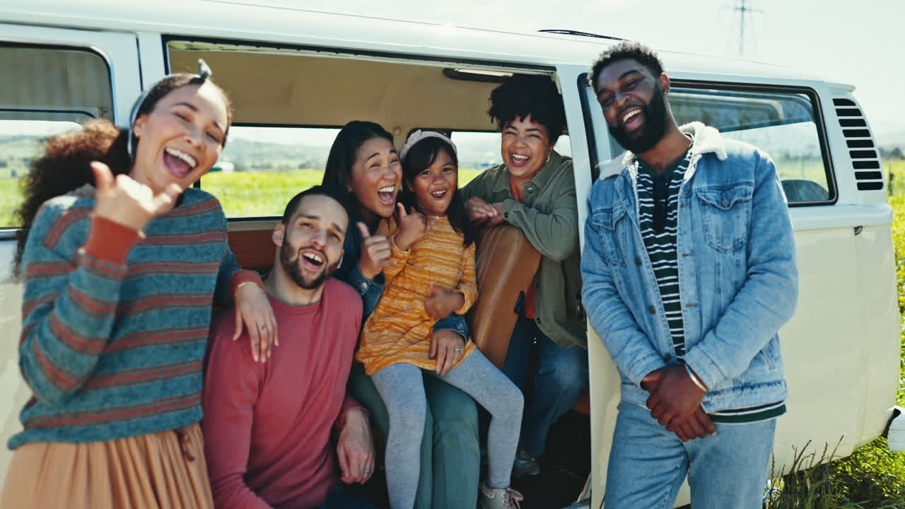 aventura, feliz y cara de amigos en el viaje por carretera