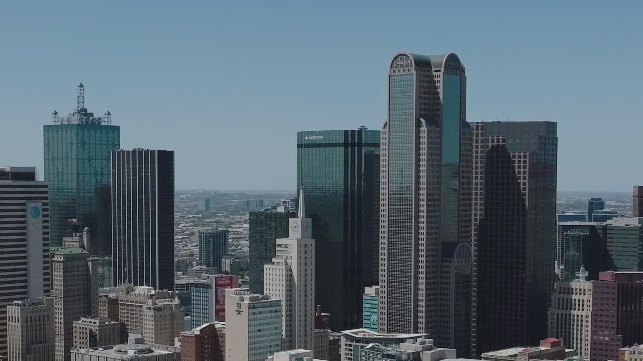Vista aérea do centro de Dallas, mostrando edifícios altos e a vida urbana