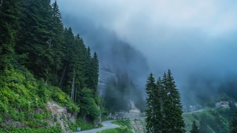 Movimientos-De-Nubes-Sobre-El-Bosque-De-Montaña-1