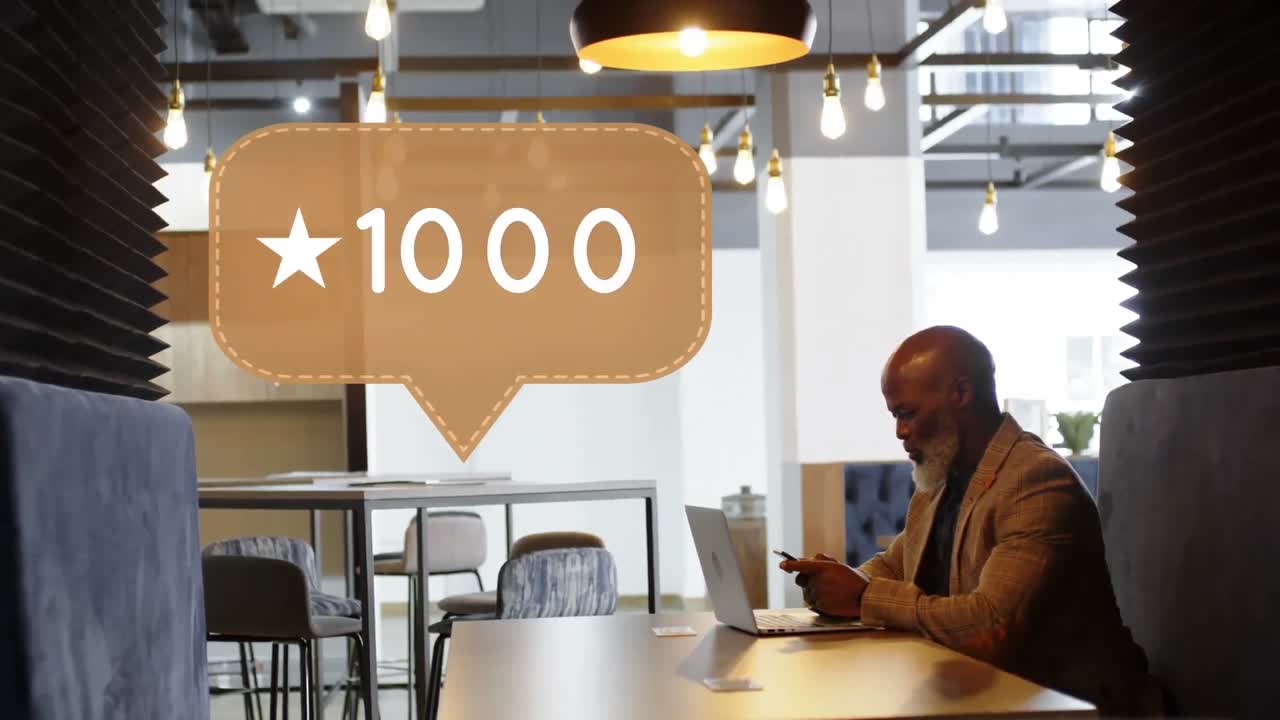 hombre de negocios leyendo mensajes en las redes sociales