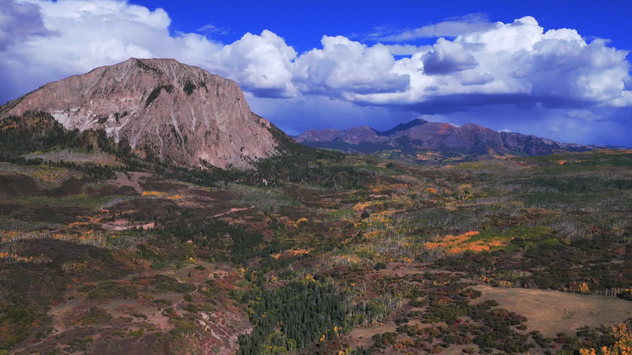 Marcellina Mountain Kebler Pass Ruby Peak Raggeds Wilderness Colorado, drone aereo in un pomeriggio soleggiato d'autunno, nuvole, cielo blu, alberi di Aspen gialli e colorati, Paonia Somerset Crested Butte, panoramica all'indietro