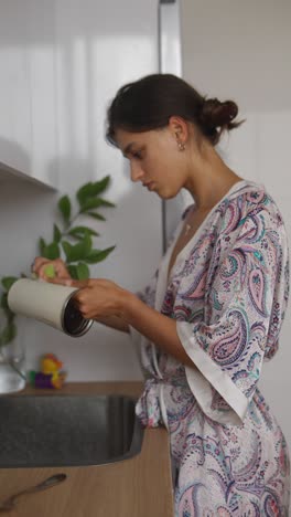 mujer limpiando la cocina