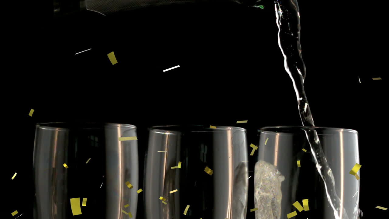 confeti cayendo sobre el champán que se vierte en vasos contra el espacio de copia en fondo negro