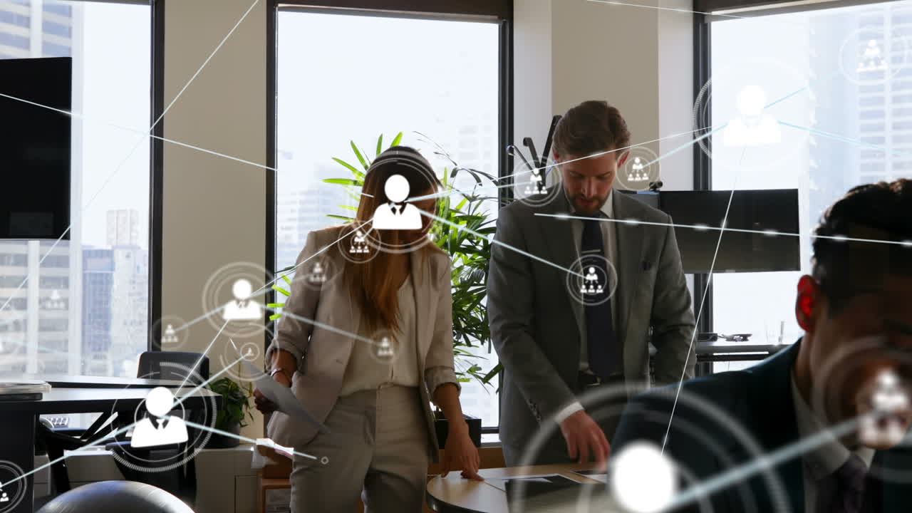 animación de iconos de perfil que se conectan con líneas sobre colegas multirraciales que discuten informes