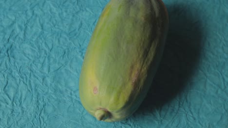 papaya fresca fruta aislada sobre fondo azul