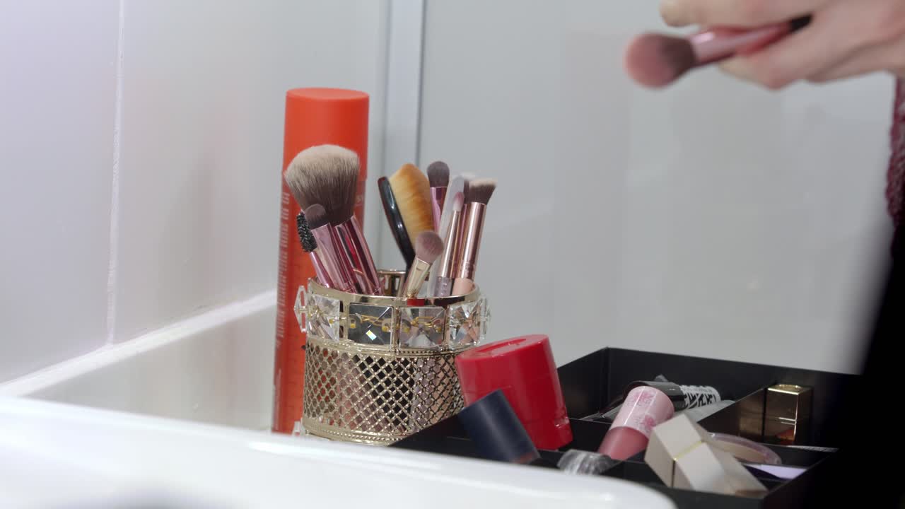 variedade de pincéis ideais para a aplicação precisa de produtos de beleza