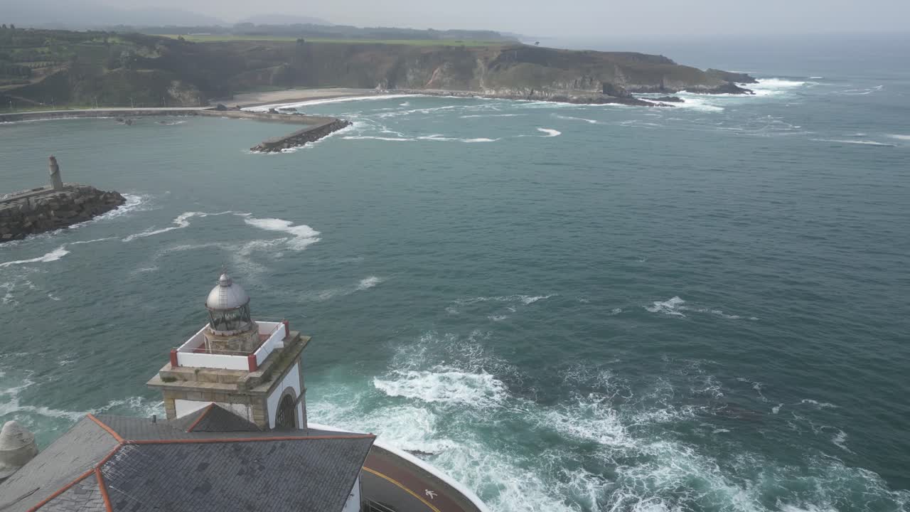 Ripresa aerea con drone del faro di Luarca con il Mar Cantabrico.