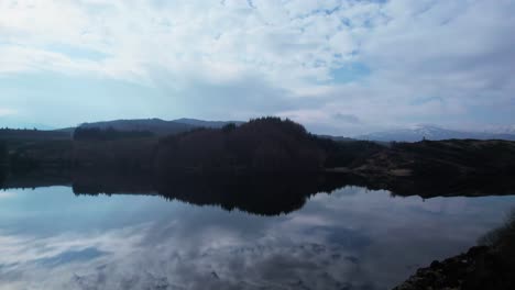 Reflejo-De-Espejo-Del-Cielo-En-El-Lago,-Loch-Lochy-En-Ben-Nevis,-Paisaje-De-Tierras-Altas-De-Agua-Dulce-Highland-Escocia