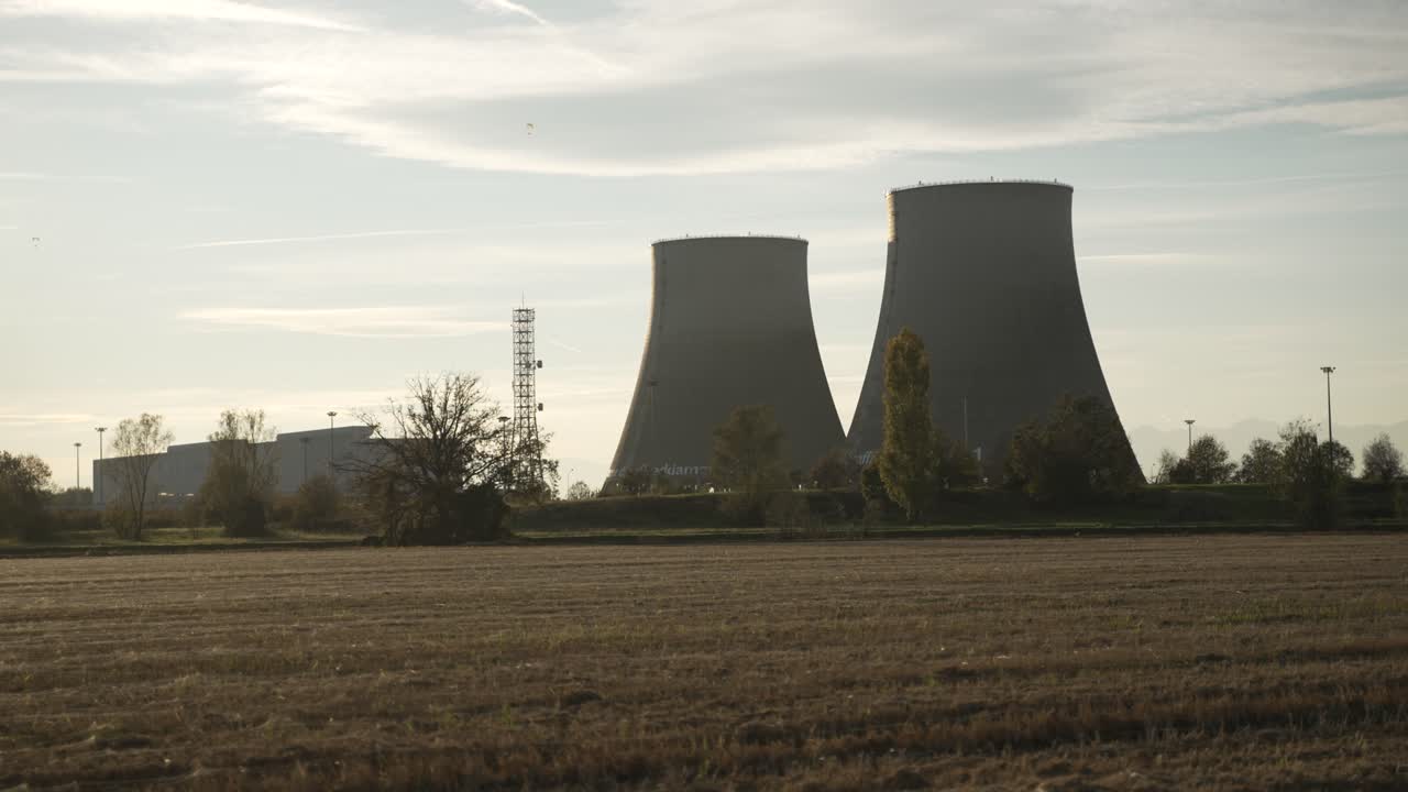 central nuclear al atardecer en italia