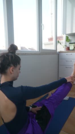 mujer haciendo yoga en casa