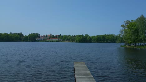 Pasarela-De-Madera-Embarcadero-Maravillosa-Vista-Aérea-Superior-Vuelo-Vacaciones-Paraíso-Pueblo-Chlum-En-El-Lago-Hejtman-En-Checo-Día-De-Verano-2023