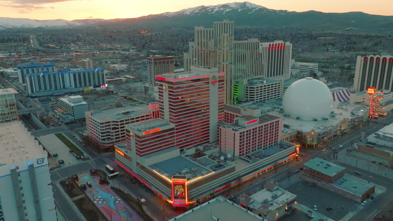 la fila de casinos en reno nevada al atardecer