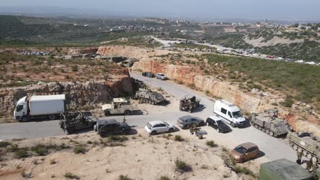 soldados del escuadrón del ejército de israel en vehículos humvee que conducen a través de la carretera rural del campo de entrenamiento, tiro de seguimiento aéreo