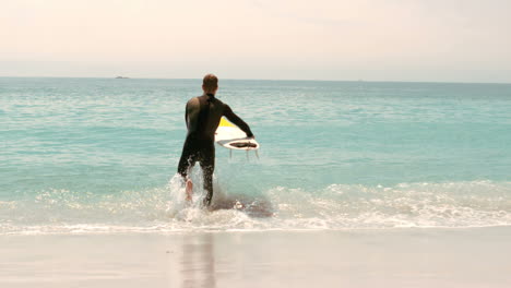 Hombre-Con-Tabla-De-Surf-Corriendo