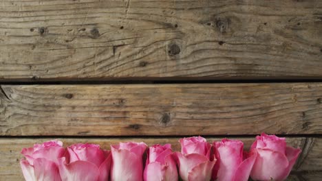 Ramo-De-Rosas-Rosadas-Sobre-Fondo-De-Madera-En-El-Día-De-San-Valentín