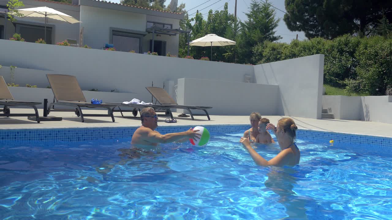 Sjov og aktiv dag i poolen ved ferieboligen