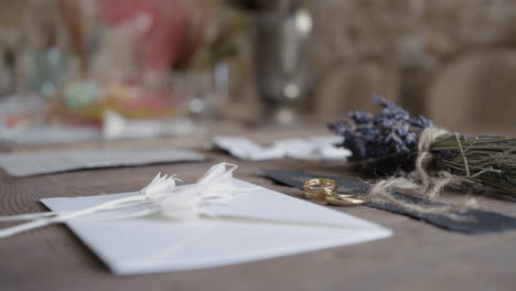 mesa de bodas rústica con ramo de lavanda seca y tarjetas de lugar