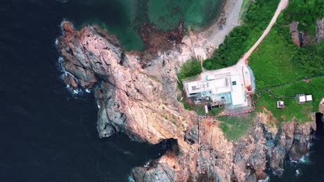 Vista-De-Pájaro-De-Una-Mansión-En-Una-Montaña-Rocosa-En-Hong-Kong-Cabo-D&#39;aguilar-Con-Olas-Del-Mar