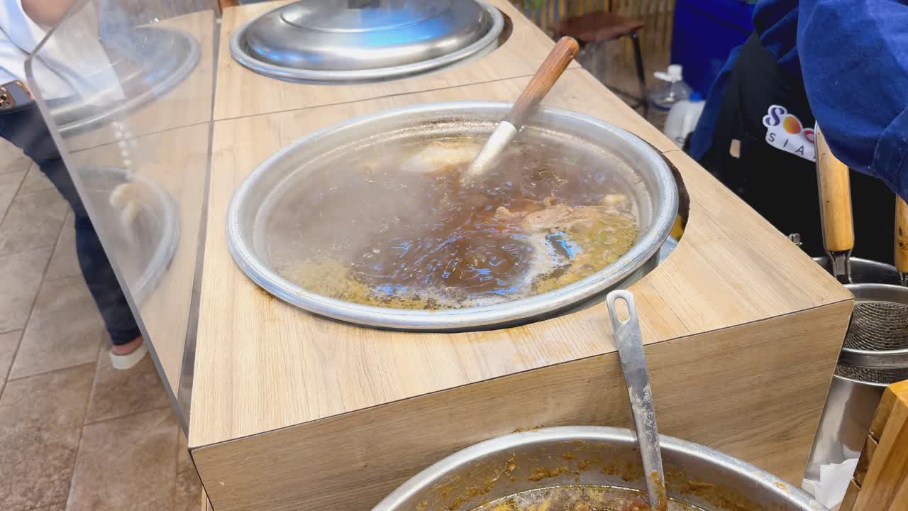 뜨거운 비 거리 음식 상점