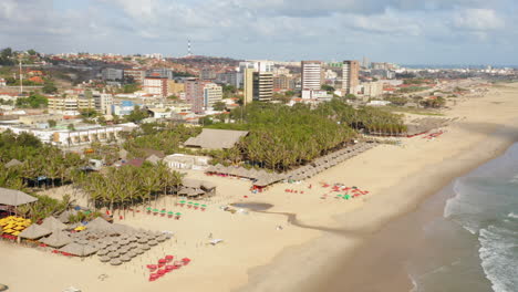 Vista-Aérea-De-La-Playa,-Palmeras-Y-La-Ciudad-Circundante,-Praia-Do-Futuro,-Ceara,-Brasil.