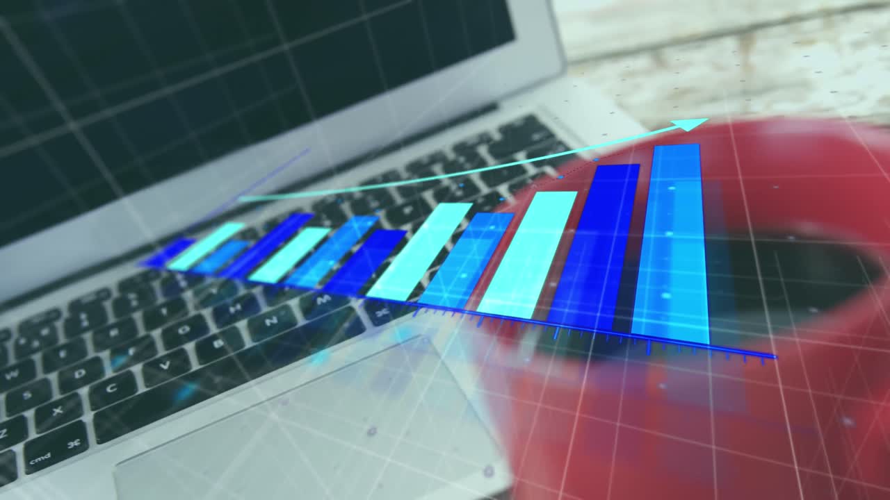 animación de la flecha en el gráfico de barra en crecimiento, vista aérea de la computadora portátil y la taza de café en la mesa de madera