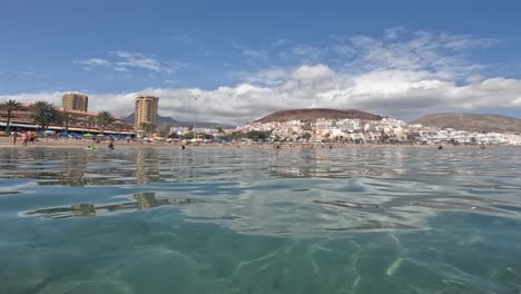 Menschen-Genießen-Einen-Strandtag-Auf-Der-Tropischen-Insel-Teneriffa-Mit-Wunderschönem-Türkisfarbenem-Wasser-–-Statische-Aufnahme