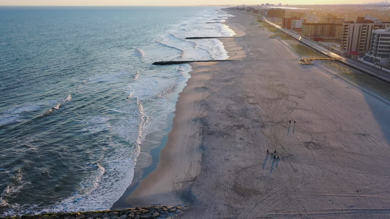 Pengambilan Gambar Sudut Tinggi di Atas Pantai Kosong Saat Matahari Terbenam