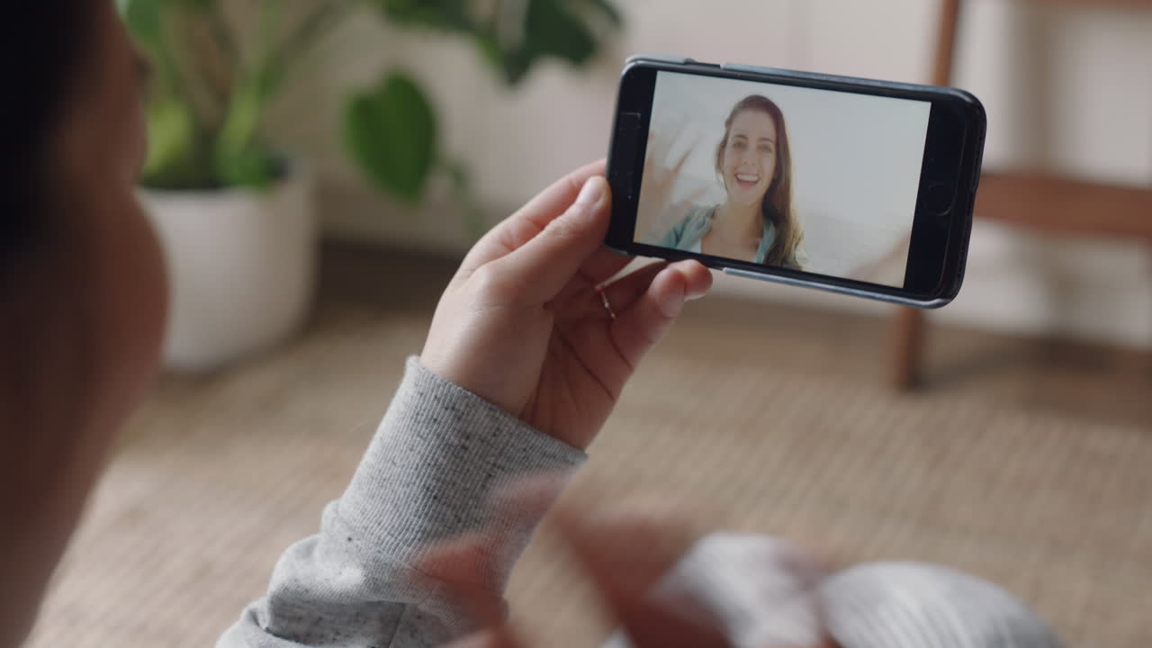 mujer joven chateando en video usando un teléfono inteligente amiga feliz en vacaciones de verano compartiendo experiencia de viaje divirtiéndose en vacaciones aventura comunicándose con el teléfono móvil