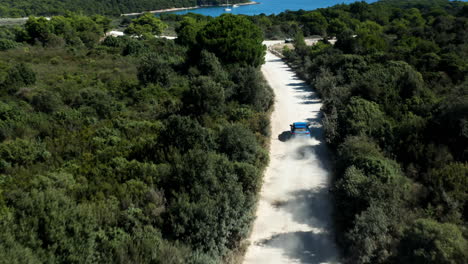 Coche-Azul-Conduciendo-Fuera-De-La-Carretera-Durante-El-Día-Soleado-En-El-Cabo-Kamenjak-Cerca-De-Pula-En-Croacia