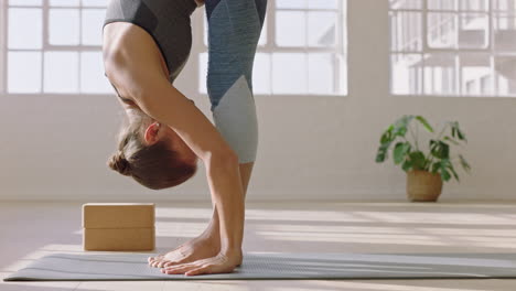 Gesunde-Yoga-Frau-übt-Im-Stehen-Nach-Vorne-Gebeugte-Pose-Und-Genießt-Den-Fitness-Lebensstil,-Trainiert-Im-Studio-Und-Dehnt-Schönes-Körpertraining-Auf-Der-Trainingsmatte-Bei-Sonnenaufgang