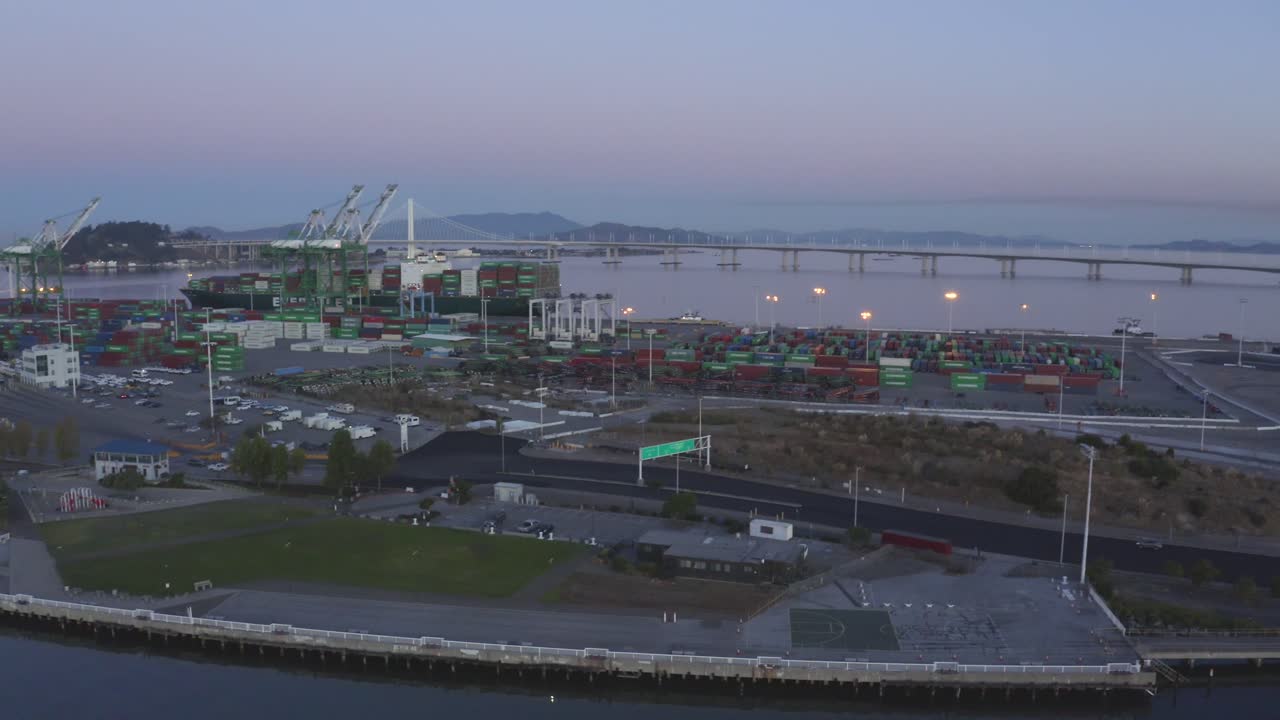 operaciones matutinas en el puerto marítimo durante el amanecer