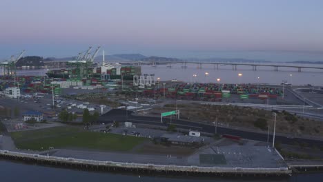 operaciones matutinas en el puerto marítimo durante el amanecer