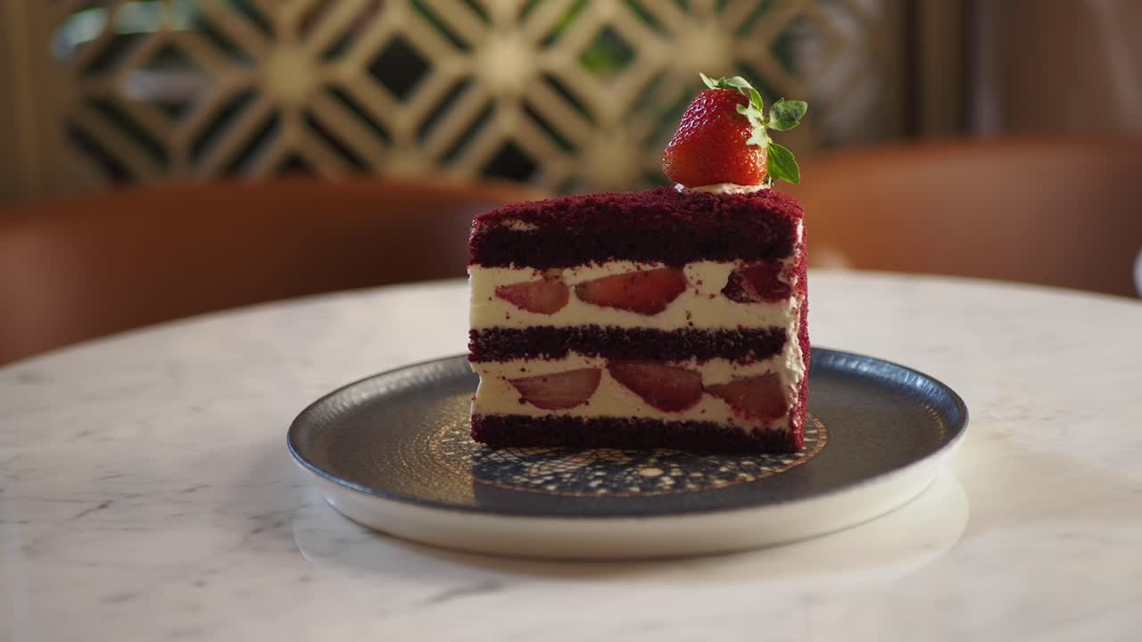 una rebanada de pastel de terciopelo rojo con fresas