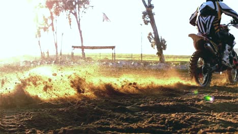 Hombre-Montando-Una-Bicicleta-De-Cross-A-Motor