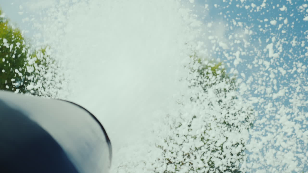 el cañón arroja chorros de espuma sobre las personas que se divierten en la playa playa de espuma p