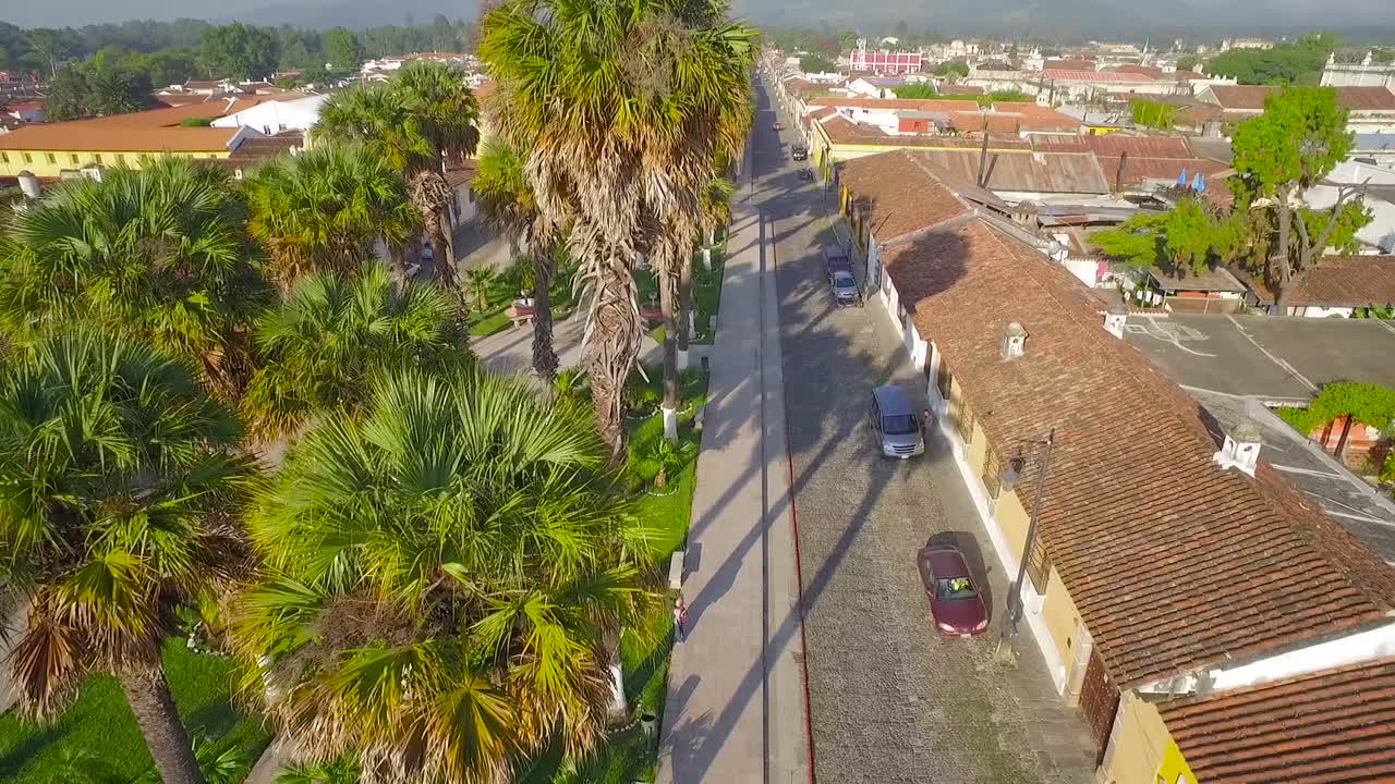 bella toma aérea sobre la ciudad colonial centroamericana de antigua guatemala 12