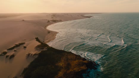 Vista-Aérea-Volando-Sobre-La-Playa-En-El-Desierto-Al-Atardecer,-Colombia,-La-Guajira,-Punta-Gallinas